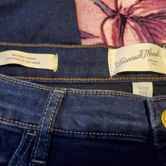 Universal Thread - Picture 4 of 4